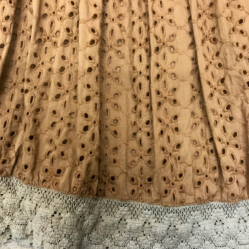 Detailaufnahme Broderie-Anglaise und beigefarbene Häkelspitze am Saum des Stufenrocks
