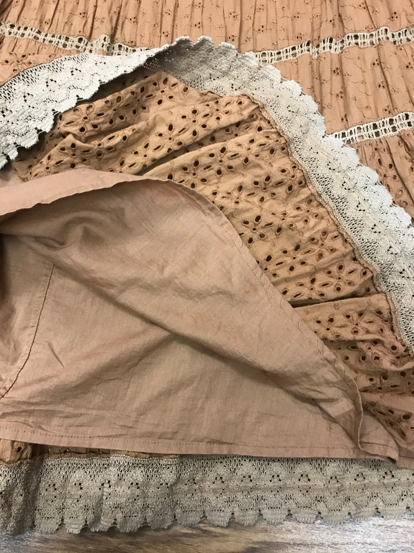 Blick auf das Futter und die innere Verarbeitung des Vintage-Baumwollrocks mit Spitzenkante