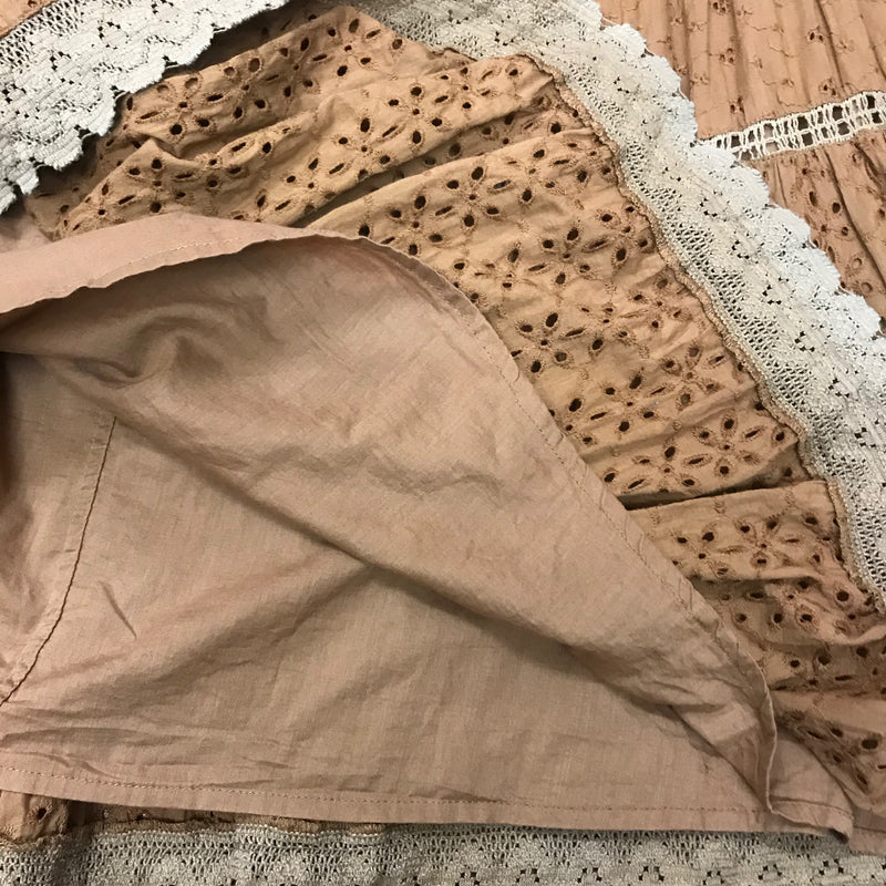 Blick auf das Futter und die innere Verarbeitung des Vintage-Baumwollrocks mit Spitzenkante