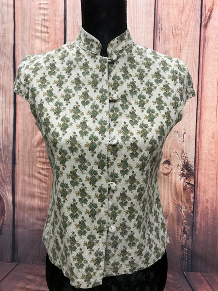 Vintage-Bluse Größe 38 in Beige mit grünem Blümchenmuster und Stehkragen, Vorderansicht auf Schneiderpuppe.