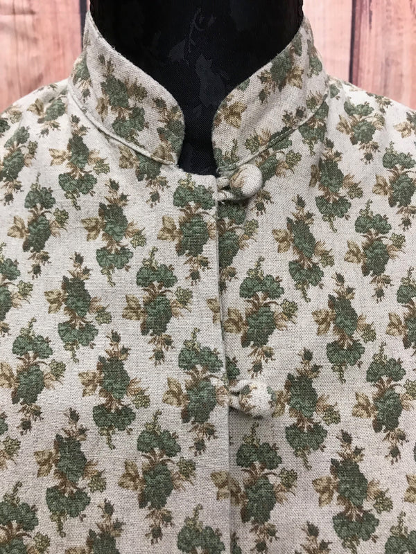 Detailaufnahme Stehkragen und stoffbezogene Knöpfe der beige-grünen Vintage-Bluse.