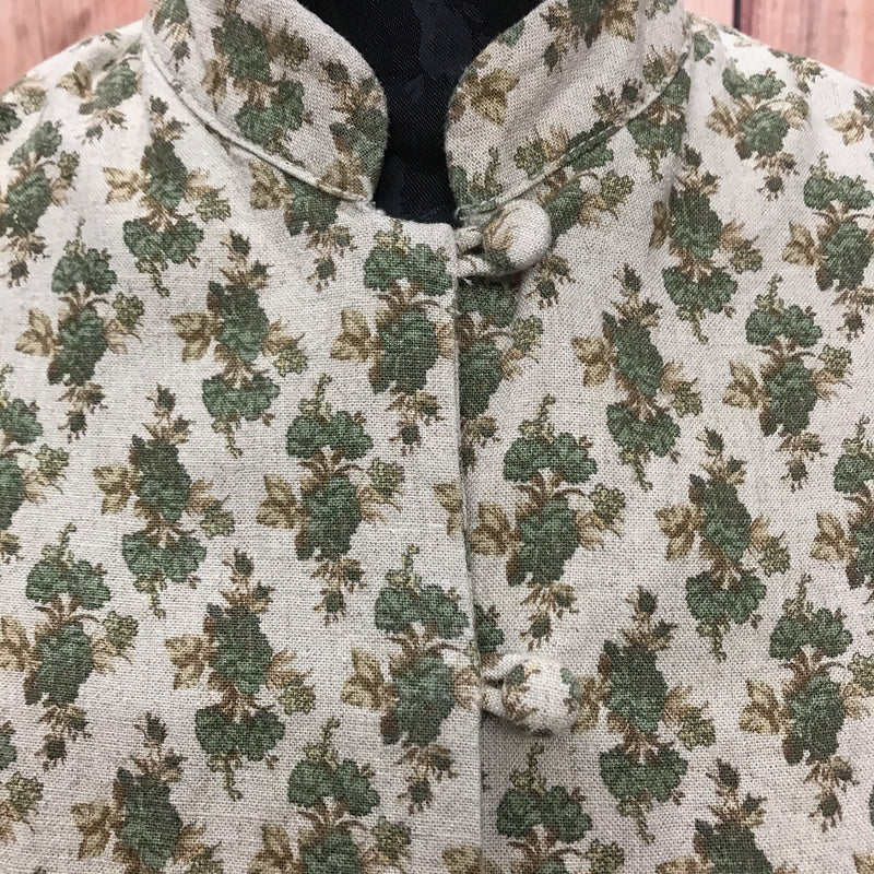 Detailaufnahme Stehkragen und stoffbezogene Knöpfe der beige-grünen Vintage-Bluse.