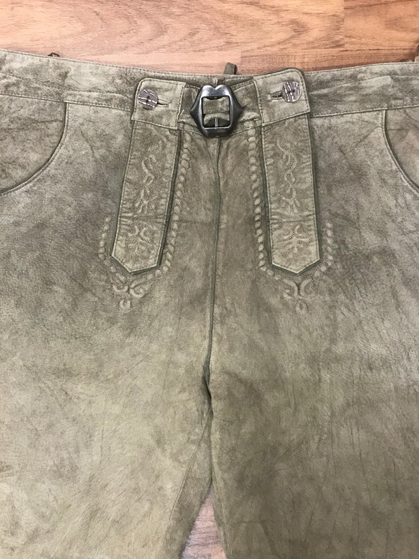 „Detail Stickerei Trachtenlederhose Alphorn Lederhose Vorderteil“