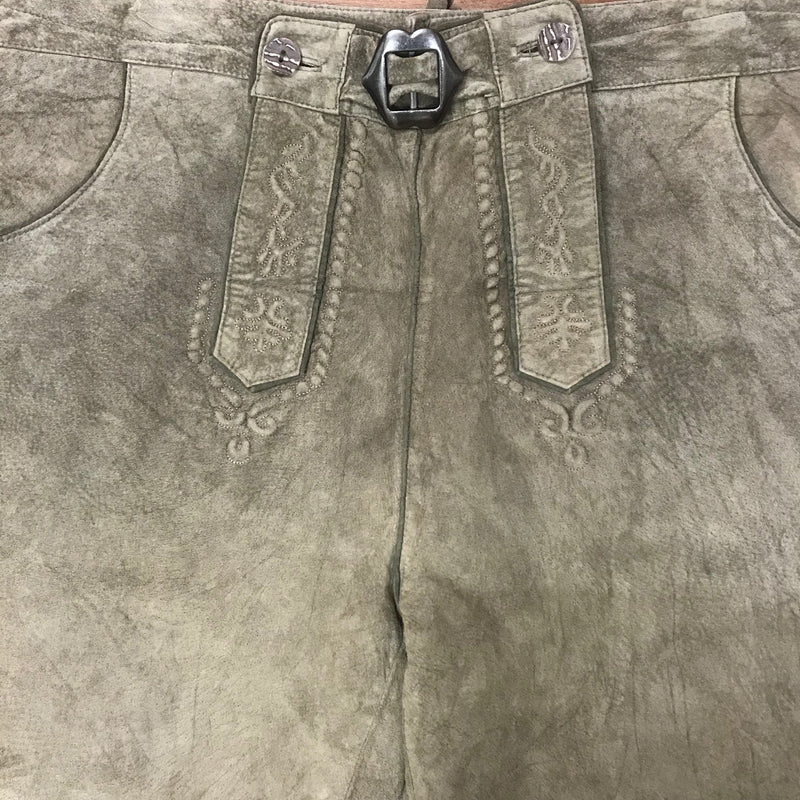 „Detail Stickerei Trachtenlederhose Alphorn Lederhose Vorderteil“
