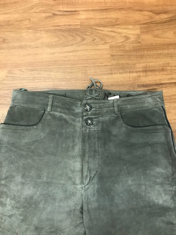 „Detail Trachtenlederhose grün Kniepartie Lederstruktur Vintage JCC“