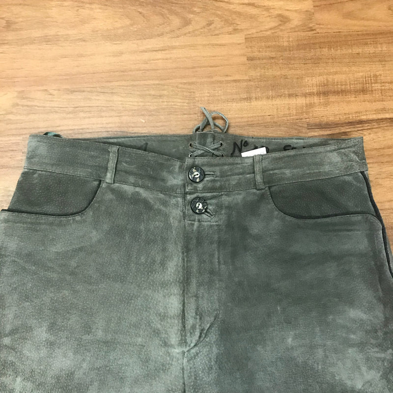 „Detail Trachtenlederhose grün Kniepartie Lederstruktur Vintage JCC“