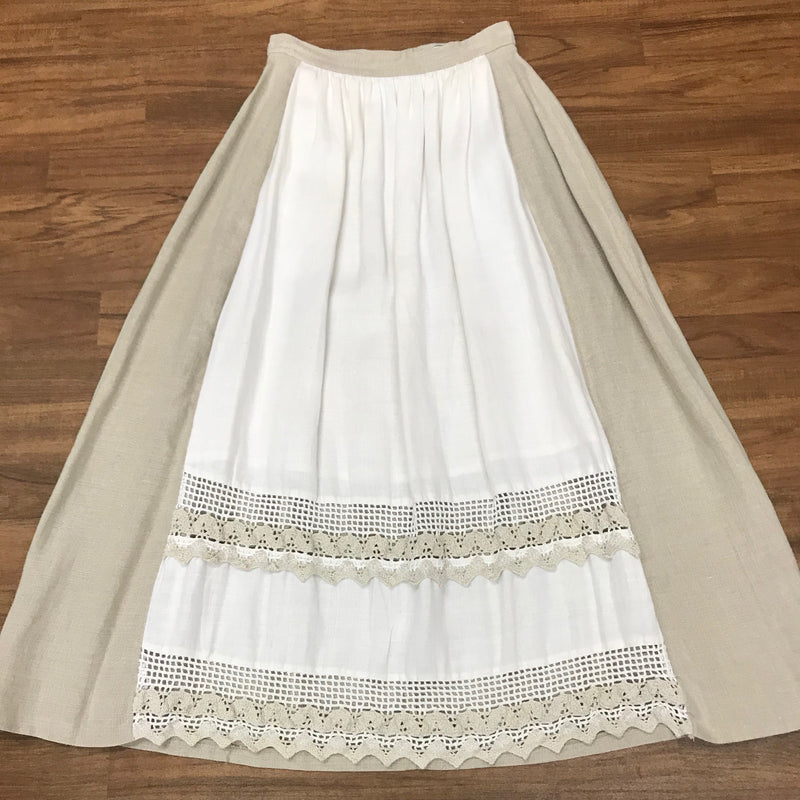 Langer Trachtenrock Größe 36 aus Leinen und Viskose in Beige mit weißem Mittelteil und Häkelspitzen