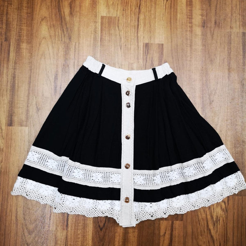 Kurzer Vintage Trachtenrock in Schwarz und Beige, Gr. 34, mit Holzknöpfen und romantischer Spitzenborte, sehr gut erhalten.