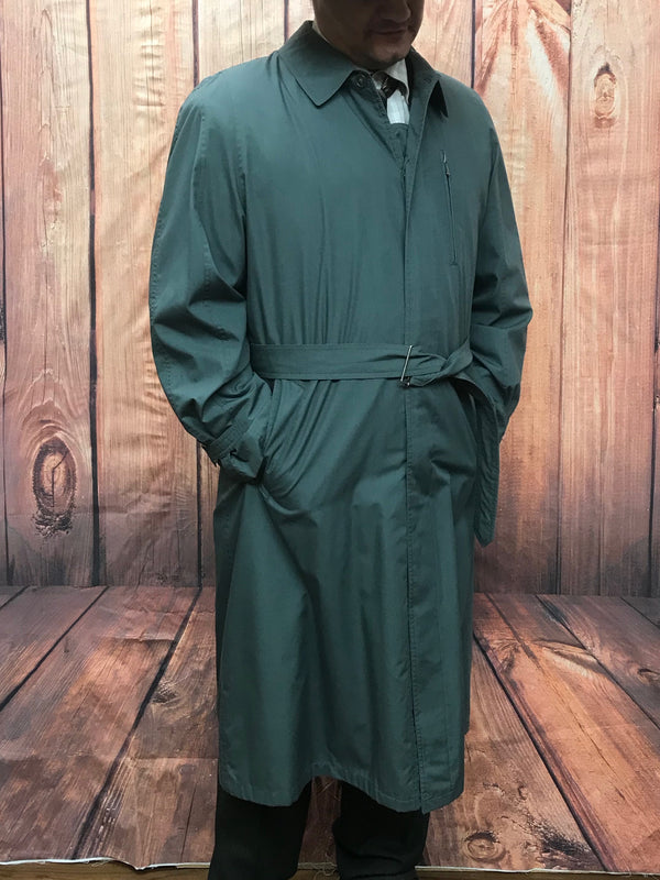 Vorderansicht Vintage Trenchcoat graublau mit Gürtel, getragen mit Hut