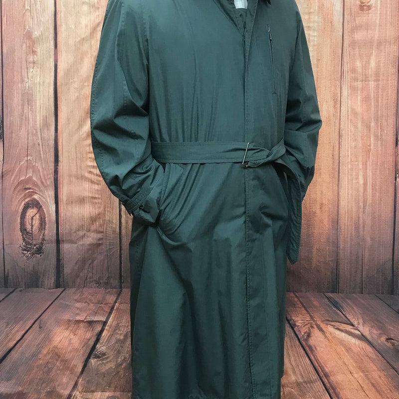Vorderansicht Vintage Trenchcoat graublau mit Gürtel, getragen mit Hut