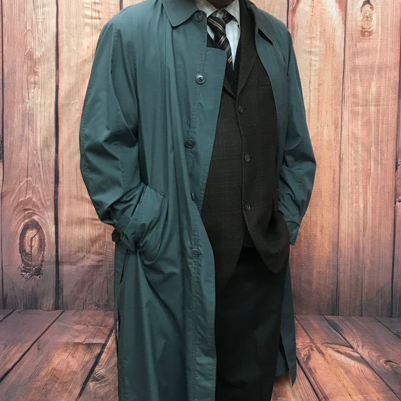 Offene Ansicht graublauer Trenchcoat Vintage im Babylon Berlin Stil