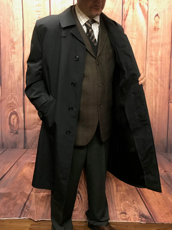 Offene Ansicht schwarzer Vintage-Trenchcoat mit Innenfutter und Anzug