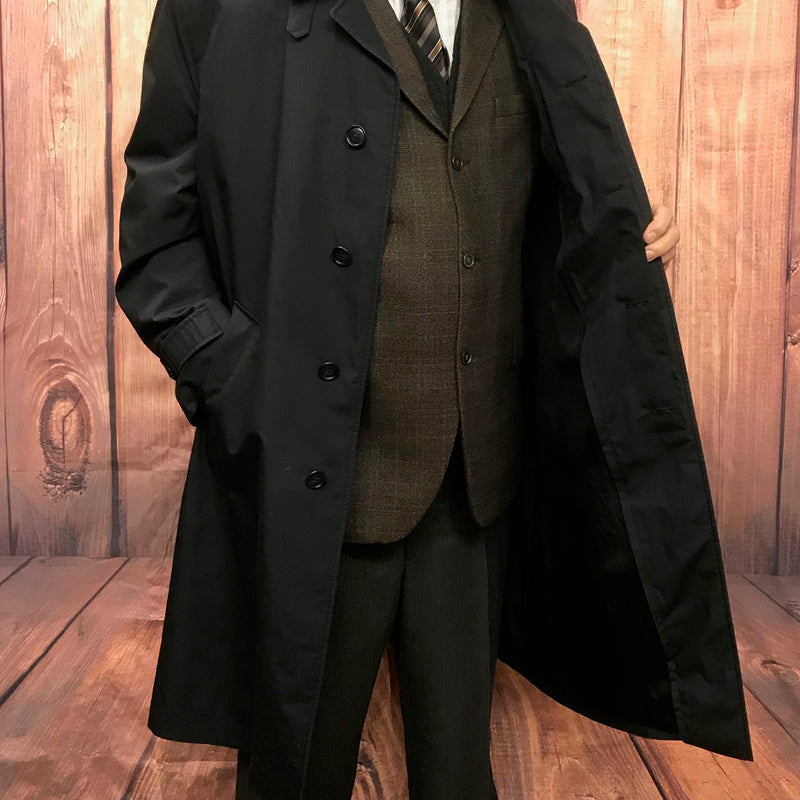 Offene Ansicht schwarzer Vintage-Trenchcoat mit Innenfutter und Anzug