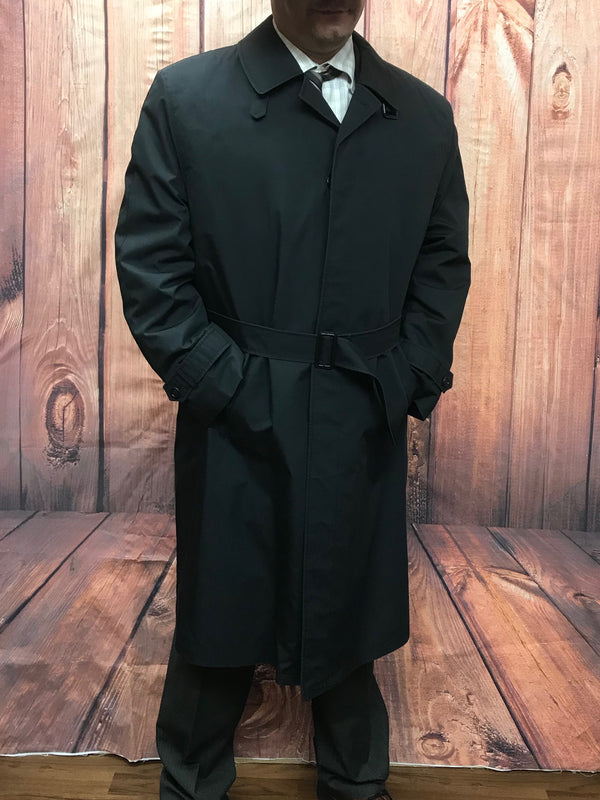 Vorderansicht schwarzer Vintage-Trenchcoat Herren mit Gürtel und Hut