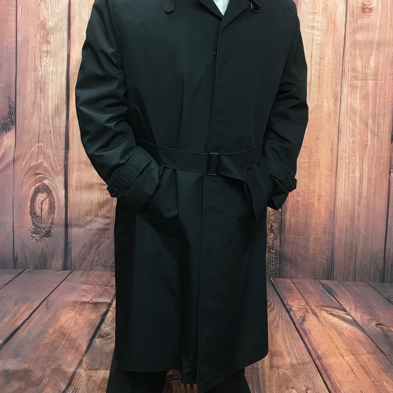 Vorderansicht schwarzer Vintage-Trenchcoat Herren mit Gürtel und Hut