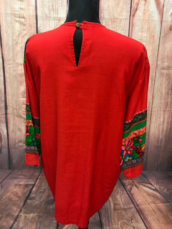 „Rückansicht Vintage Tunika rot mit bunten Musterdetails“