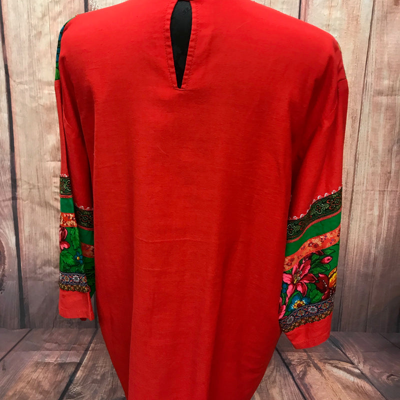 „Rückansicht Vintage Tunika rot mit bunten Musterdetails“