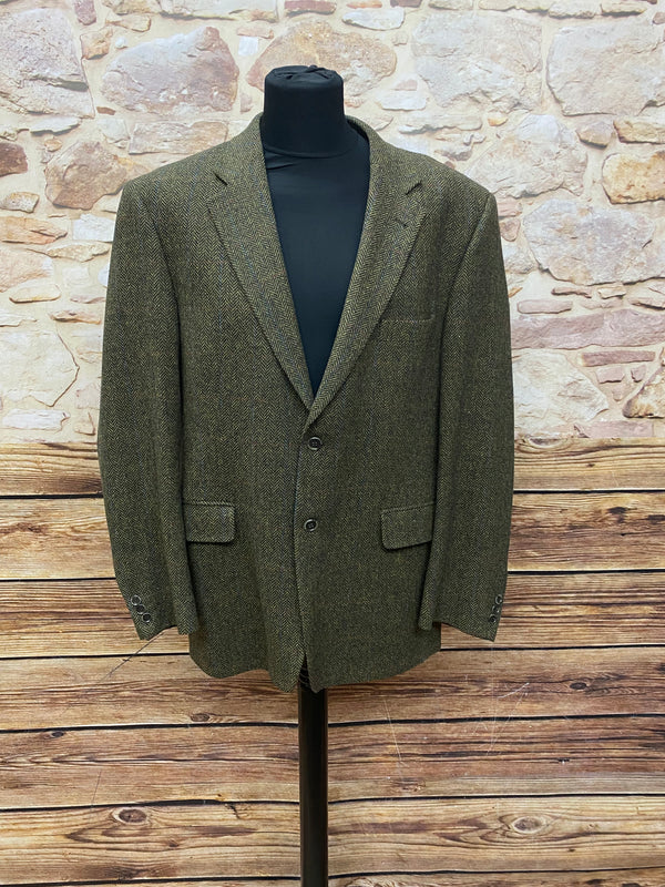Vorderansicht der Vintage Tweedjacke in Größe 28 mit Fischgratmuster.