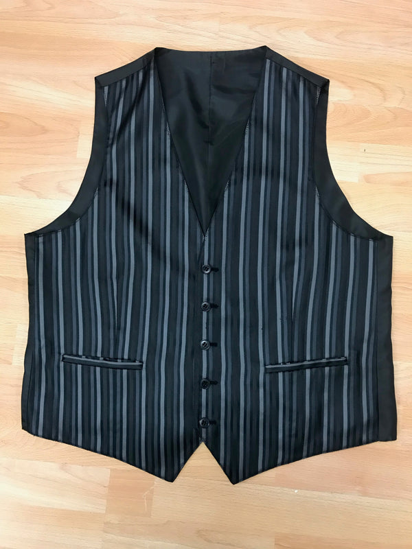 Vintage Wendeweste für Herren in Größe 52 mit zwei Designs – eine Seite schwarz, eine Seite gestreift in Schwarz/Grau. Kleine Beschädigung auf einer Seite. Klassisch geschnitten, mit Knopfleiste und Taschen.