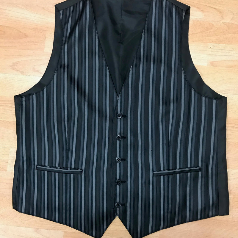 Vintage Wendeweste für Herren in Größe 52 mit zwei Designs – eine Seite schwarz, eine Seite gestreift in Schwarz/Grau. Kleine Beschädigung auf einer Seite. Klassisch geschnitten, mit Knopfleiste und Taschen.