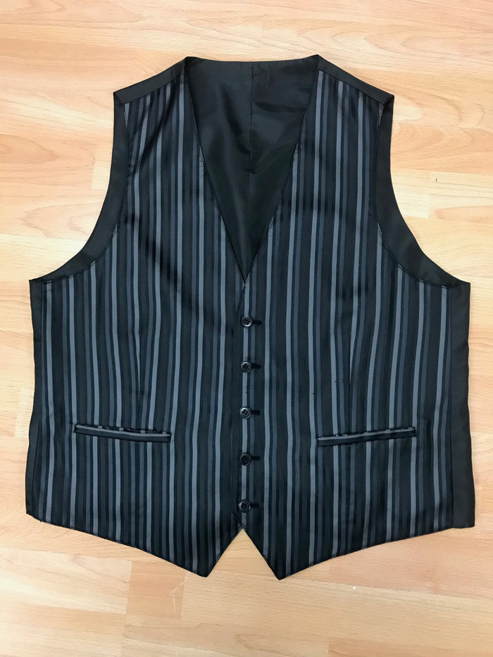 Vintage Wendeweste für Herren in Größe 52 mit zwei Designs – eine Seite schwarz, eine Seite gestreift in Schwarz/Grau. Kleine Beschädigung auf einer Seite. Klassisch geschnitten, mit Knopfleiste und Taschen.