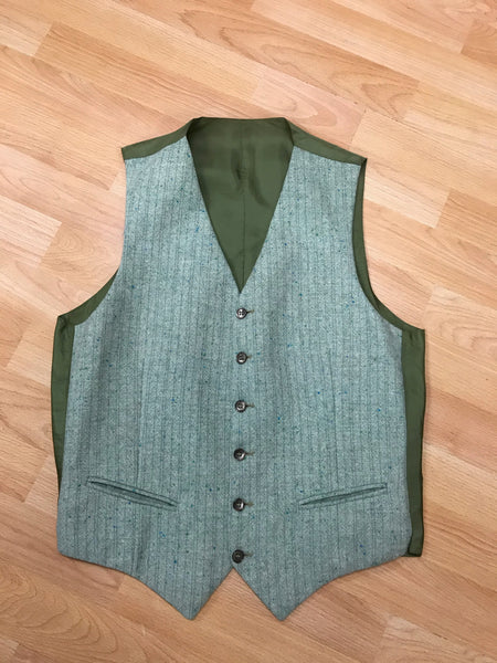 Vintage Herrenweste in Grün Größe 44 aus Schurwolle mit Nadelstreifen und Tweed, Rückseite mit olivgrünem Futter.