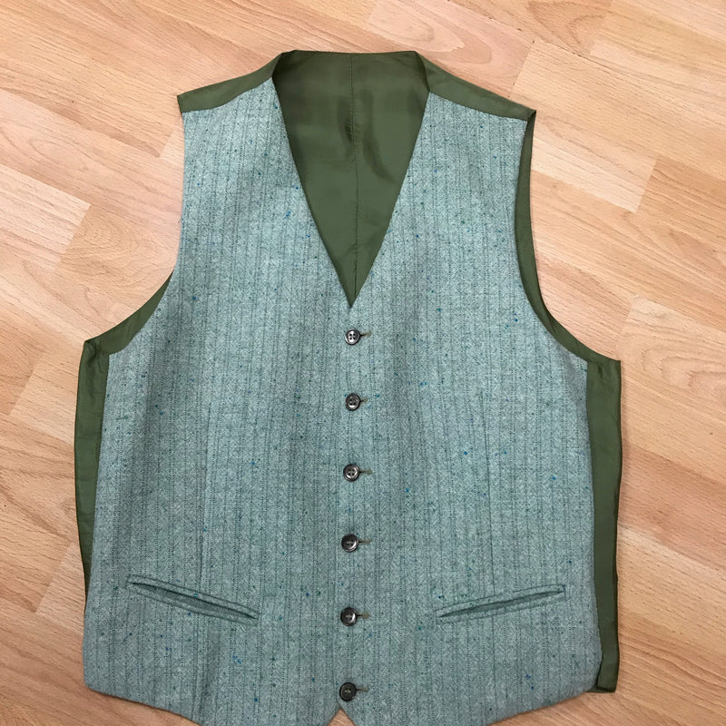 Vintage Herrenweste in Grün Größe 44 aus Schurwolle mit Nadelstreifen und Tweed, Rückseite mit olivgrünem Futter.