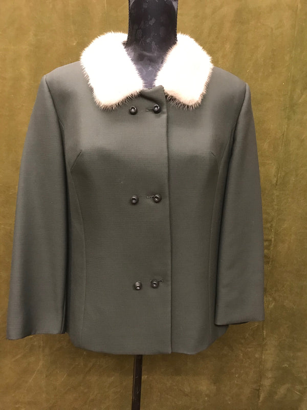 „Detailaufnahme Vintage Wolljacke grün Doppelreiher mit creme Kragen“