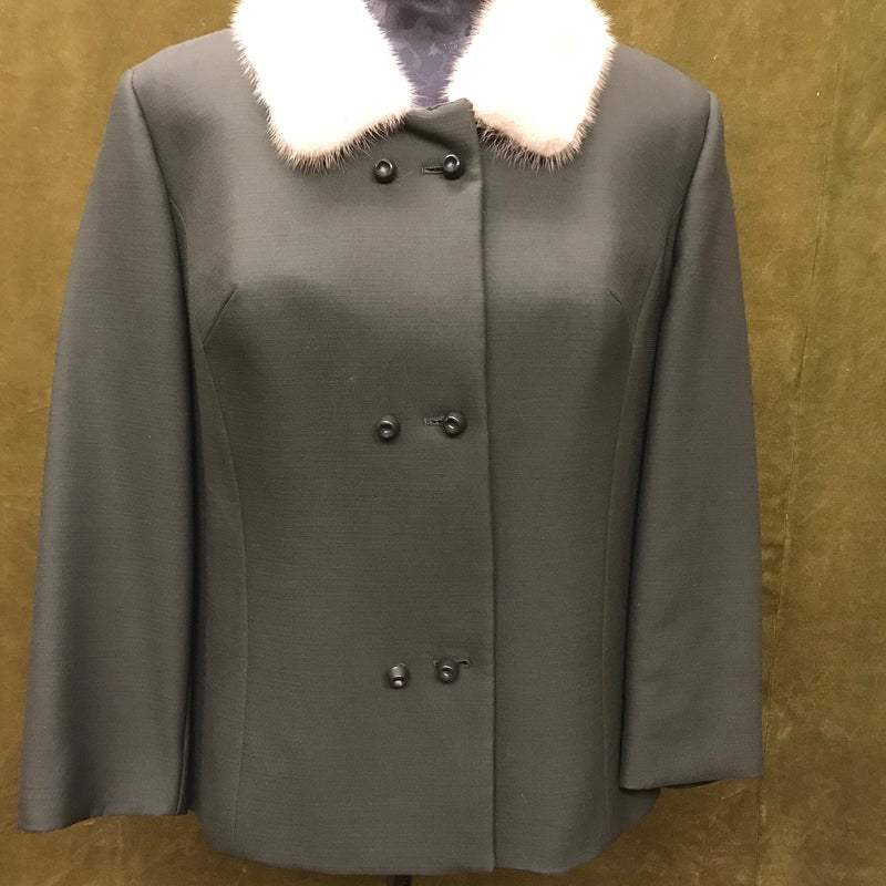 „Detailaufnahme Vintage Wolljacke grün Doppelreiher mit creme Kragen“