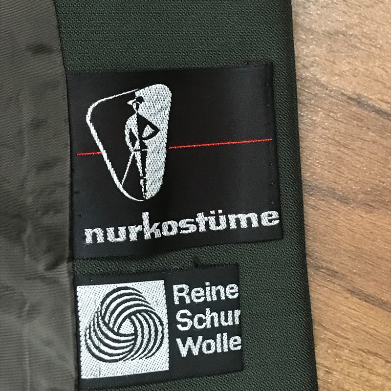 Label nurkostüme und Reine Schurwolle in grüner Vintage Jacke