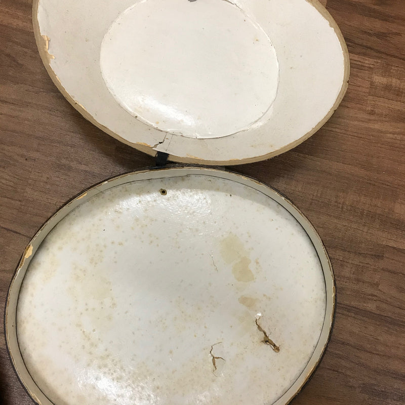 Geöffneter Hutkoffer mit sichtbarer Patina, Innenansicht.