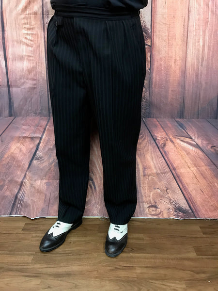 Vintage Stresemannhose Herren Größe 52, Bundweite 96 cm, Schurwolle, schwarz gestreift, Knöpfe für Hosenträger, True Vintage 1930er–40er, im Sale mit kleinen Löchern im Bein.