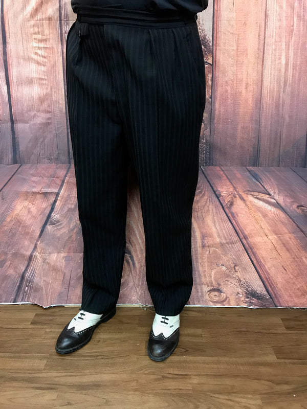 Vintage Stresemannhose Herren Größe 52, Bundweite 96 cm, Schurwolle, schwarz gestreift, Knöpfe für Hosenträger, True Vintage 1930er–40er, im Sale mit kleinen Löchern im Bein.