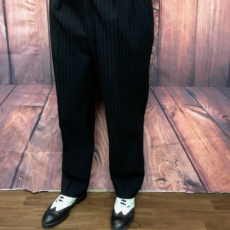 Vintage Stresemannhose Herren Größe 52, Bundweite 96 cm, Schurwolle, schwarz gestreift, Knöpfe für Hosenträger, True Vintage 1930er–40er, im Sale mit kleinen Löchern im Bein.
